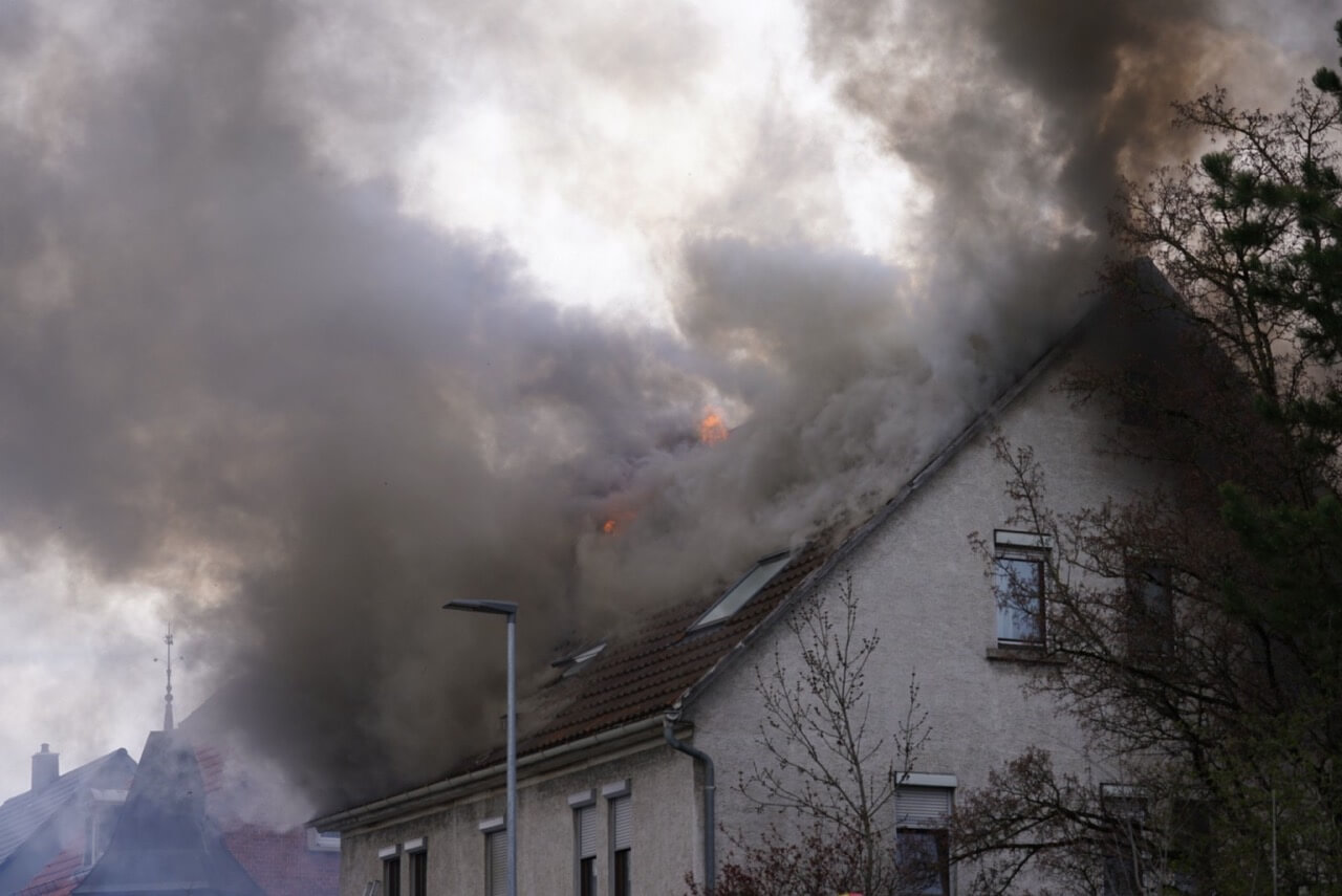 Eislingen Haus Brennt Nieder Zwei Menschen Mussen Ins Krankenhaus