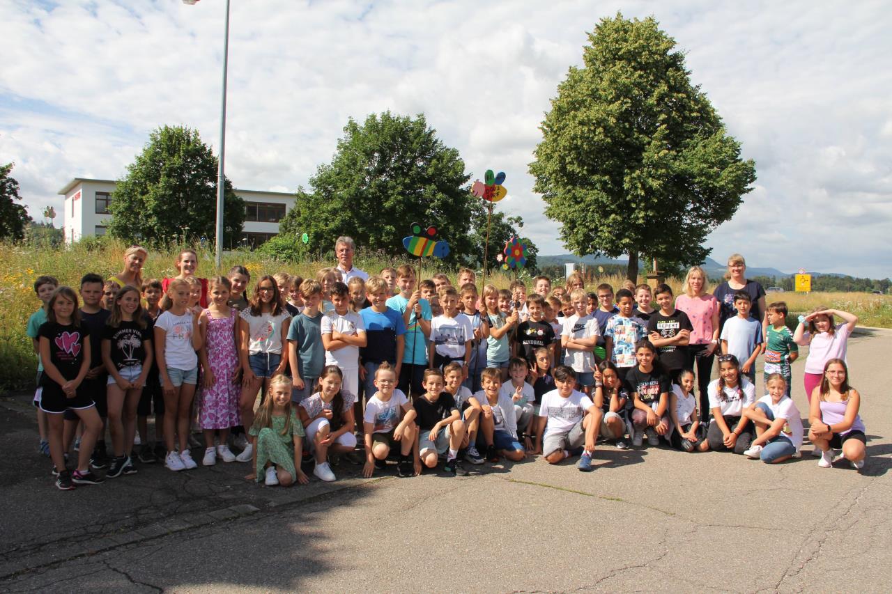 Donzdorf - Schulkinder bemalen Blumenstecker