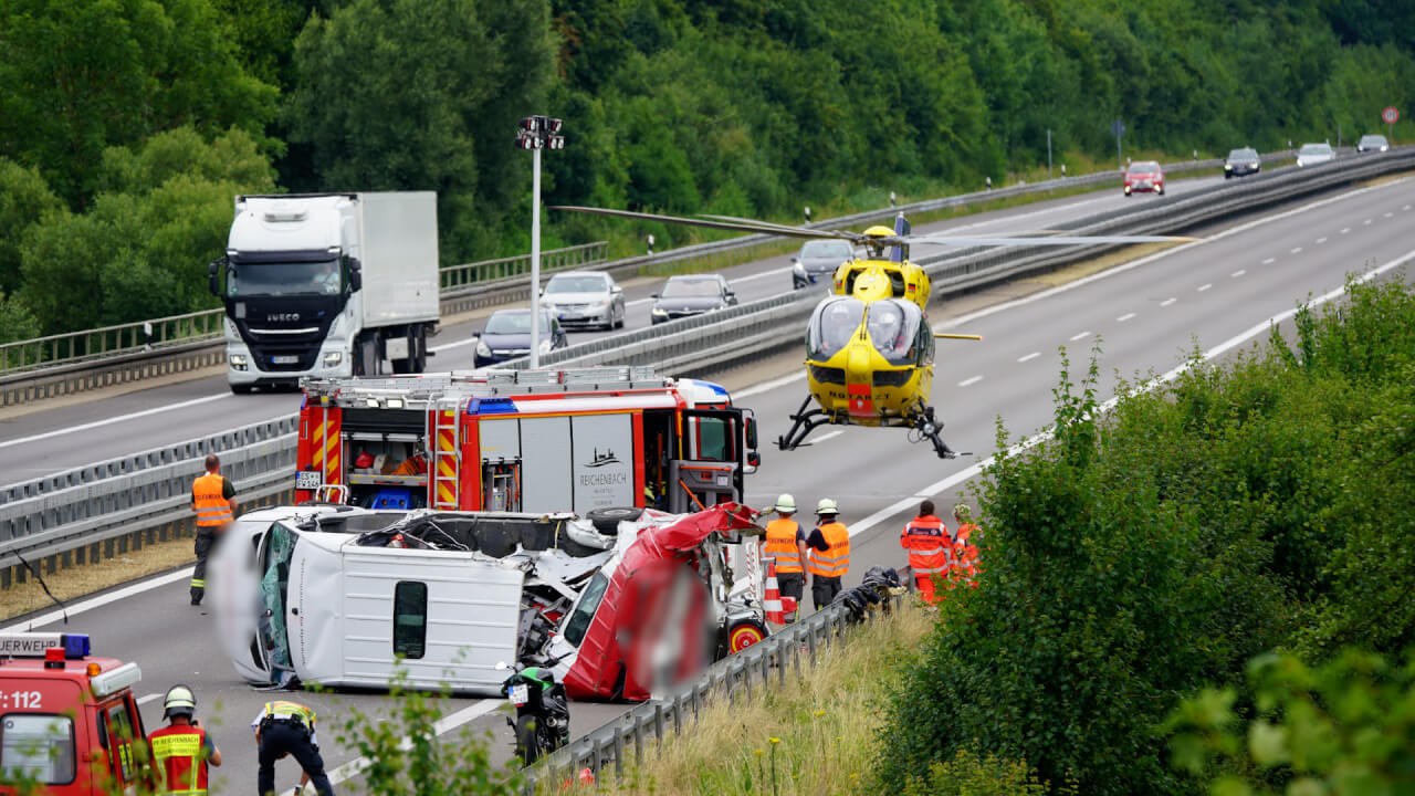 Reichenbach/Fils - Transporter Kollidiert Mit LKW: Stau Und Sperrung ...