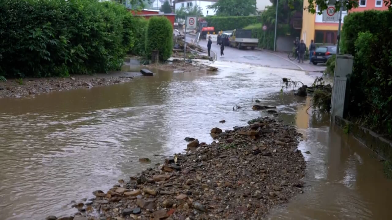 Hochwasser Bergwacht Göppingen prüft Befahrbarkeit der Straßen im