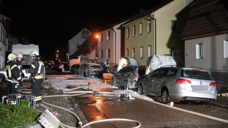 Albershausen - Vermutlich Brandstiftung, vier Autos brennen