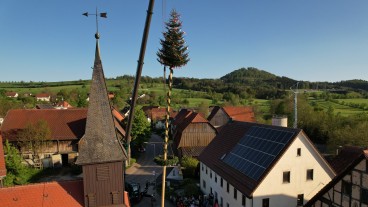 Göppingen - Stadt lädt zu den Maibaumaufstellungen in Maitis und Hohenstaufen ein