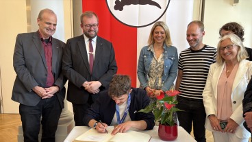 Göppingen - Olympiasieger Philipp Raimund trägt sich ins Goldene Buch der Stadt ein