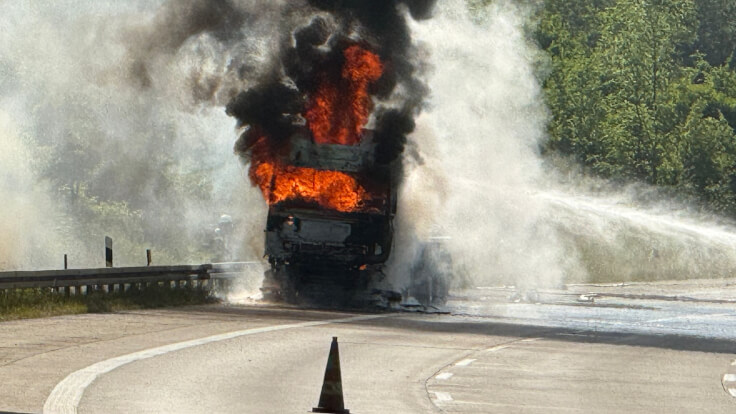 Aichelberg/A8 - 96 Einsatzkräfte kämpfen gegen Flammeninferno auf der A8: Tanklastzug brennt vollständig aus, Rauchwolke kilometerweit sichtbar