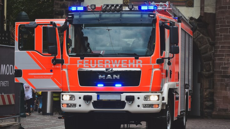 Göppingen - Feuer bei Unkrautvernichtung / Am Donnerstag geriet bei Göppingen eine Holzwand in Brand.
