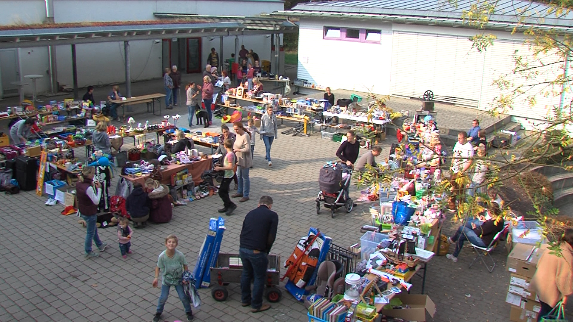 Ein ganzes Dorf macht Flohmarkt!