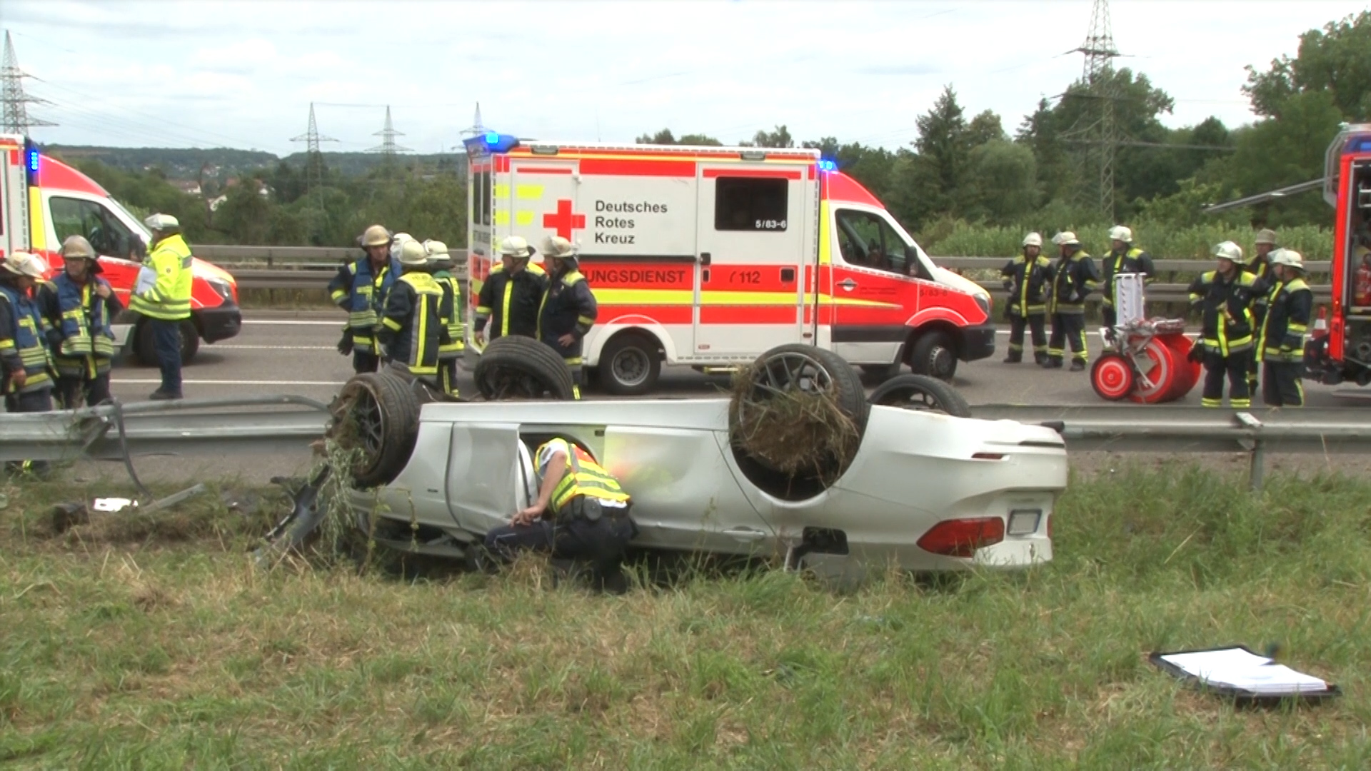 Kirchheim/Teck: Auto Schanzt über Leitplanke