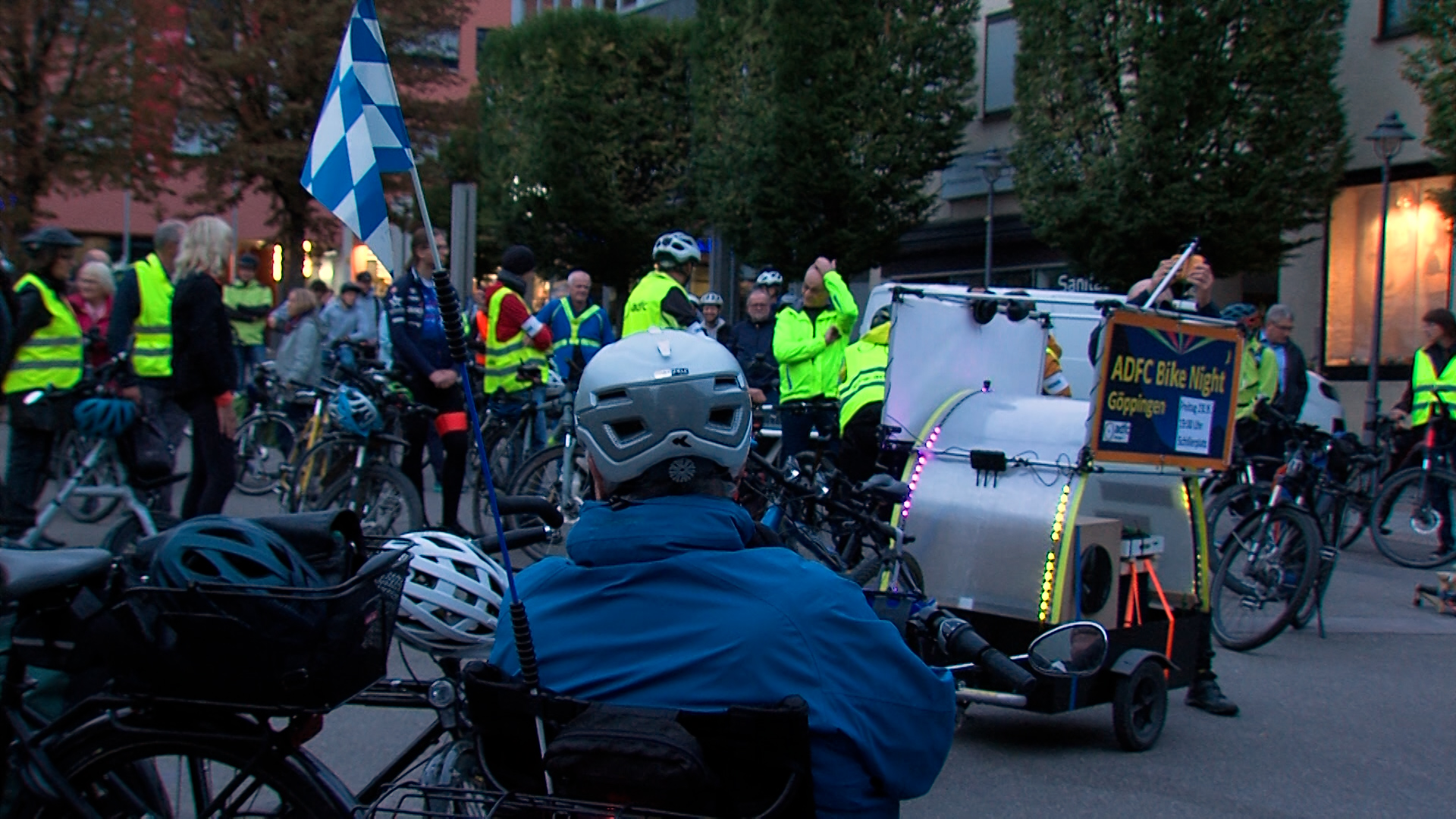 Bike Night: Bunte Demo mit ernstem Hintergrund Bike Night: Bunte Demo mit ernstem Hintergrund