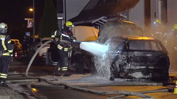 Albershausen: Vier brennende Autos - Polizei geht von Brandstiftung aus