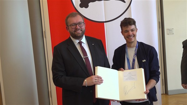 Göppingen: Olympiasieger Philipp Raimund trägt sich ins Goldene Buch der Stadt ein