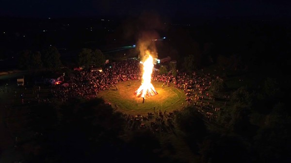 Adelberg: Feuerwehr sorgt für ein sicheres und atemberaubendes Sonnwendfeuer
