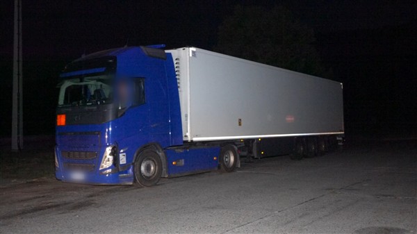 A8/Wiesensteig: Gefahrguttransporter sorgt für Großeinsatz 