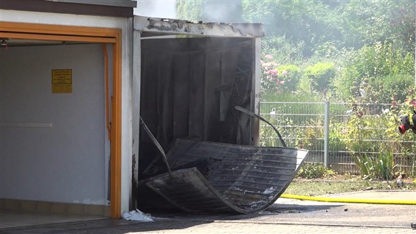 Schlierbach: Garage in Vollbrand