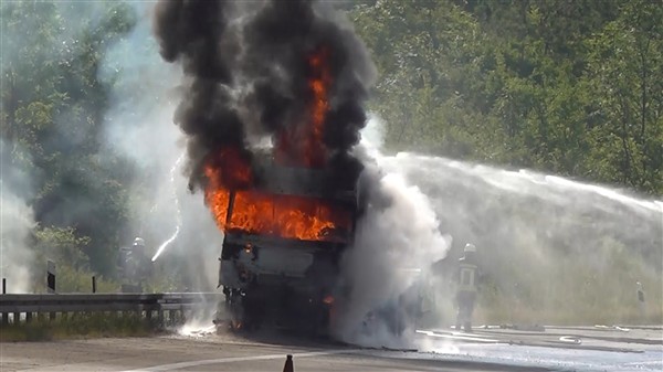 A8/Aichelberg: Tanklaster brennt vollständig aus - 15 Kilometer Rückstau
