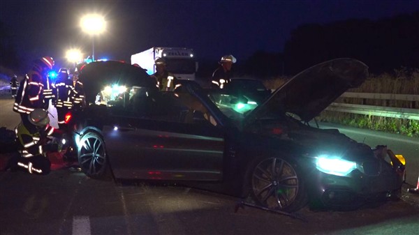Aichelberg/A8: Autofahrer kracht in Leitplanke