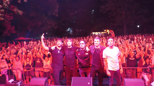Eislingen: Britpop-Party im Schlosspark - „Columbia“ bringt Oasis-Hits auf Bühne 